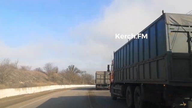 Очередь на паром выстроилась аж на Киммерийском шоссе в Керчи