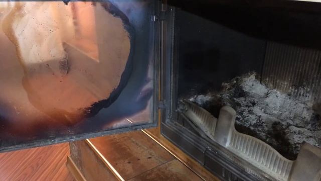 Закопчённое стекло камина. Самый простой способ чистить стекло. смотреть онлайн