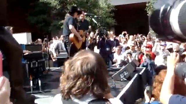 Willie Nelson statue 5 - On the road again смотреть онлайн