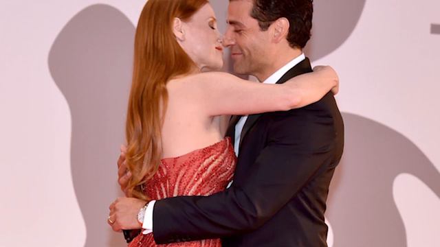 Oscar Isaac & Jessica Chastain PDA At Venice Red Carpet Goes Viral смотреть онлайн