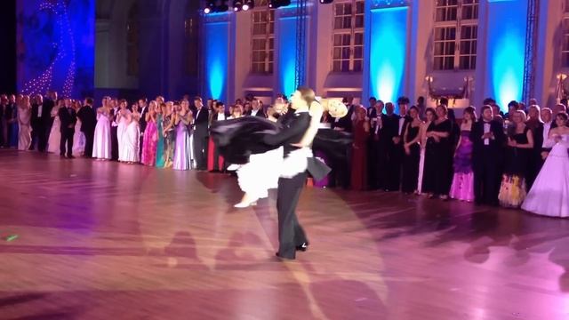 Arunas Bizokas & Katusha Demidova - English Waltz, Viennese Ball 2012 смотреть онлайн