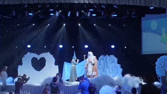Деда Мороза и Снегурочки для больших залов смотреть онлайн