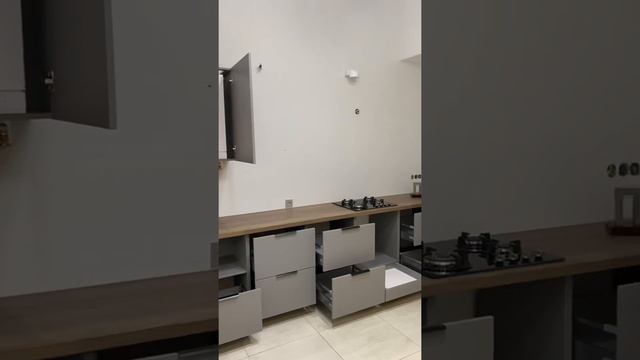 Серая матовая кухня с деревянной столешницей. Кухни Проша смотреть онлайн