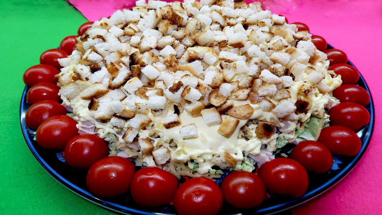 Слоеный салат с копченой куриной грудкой, сыром и сухариками смотреть онлайн