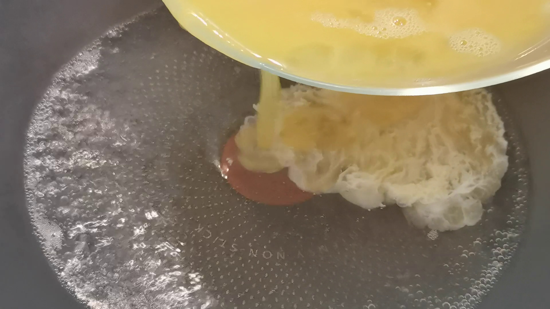 Омлет можно также приготовить в воде, без капли масла,легкий и свежий смотреть онлайн