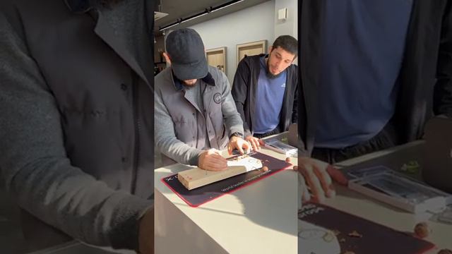 Российский боец UFC Ислам Махачев разбивает свой iPhone в X-ONE  _ броня экрана X-ONE в Махачкале _