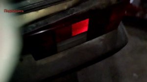 Тускло моргает поворотник