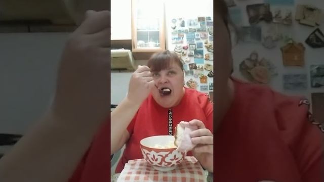 ем кашку и омлет запивая газировкой