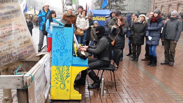 Openair piano performance - Боєць самооборони Майдану смотреть онлайн