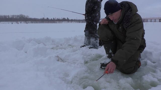 РЫБАЛКА НА ОКЕ ЗИМОЙ 2022 У меня по мельче рыба, а у МИШИ ПО КРУПНЕЕ! смотреть онлайн