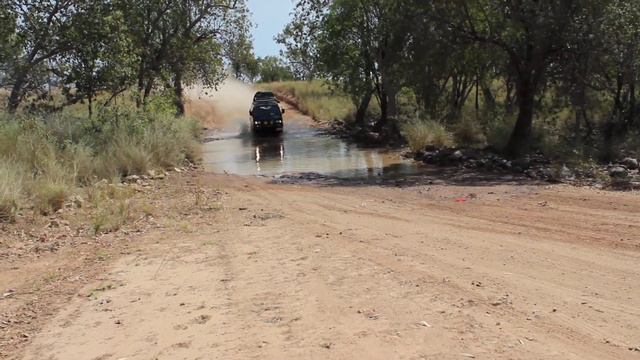 Mitsubishi Delica L300 River Cross in outback смотреть онлайн