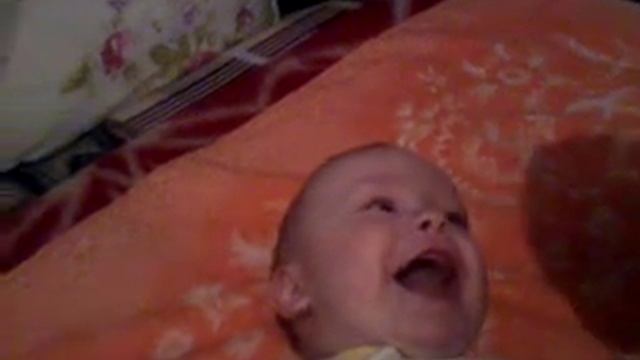 Старший брат смешит младшего