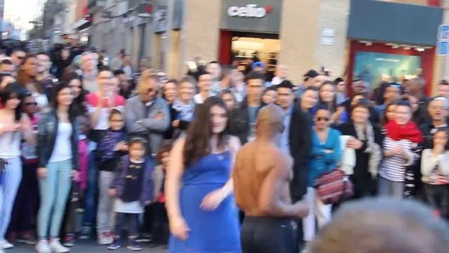 Street shows in Place Du Capitole square Toulouse смотреть онлайн