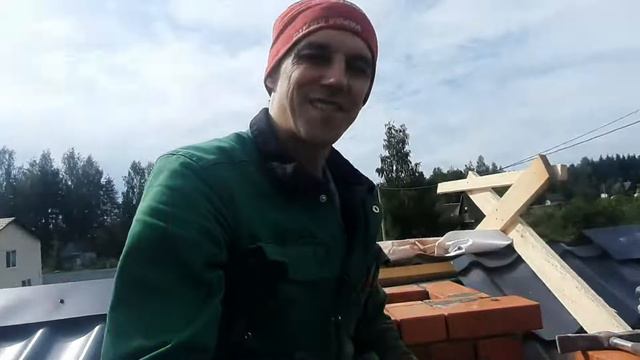 Кладка печной трубы выше кровли.