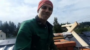 Кладка печной трубы выше кровли.