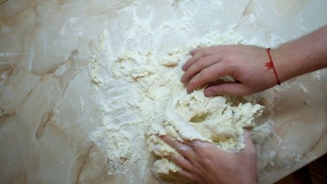 Итальянский хлеб с помидорами, чесноком и базиликом смотреть онлайн