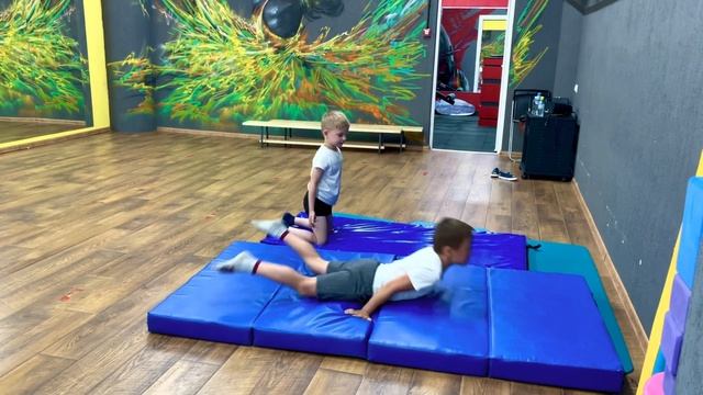 Гимнастический элемент на развитие силы и гибкости спины