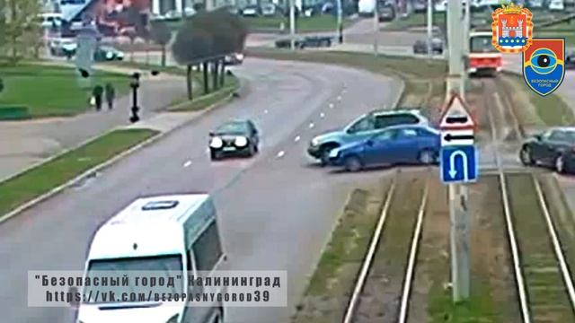 В результате ДТП автомобиль вылетел на трамвайные рельсы смотреть онлайн