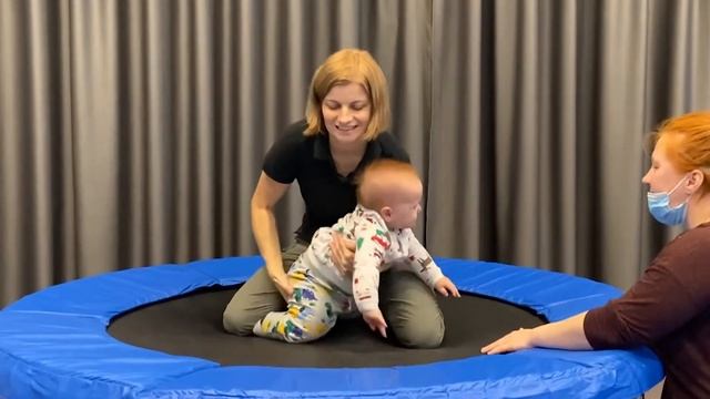 Учим ребенка правильно садиться. Вспомогательная стимуляция ребенка в 8 месяцев смотреть онлайн