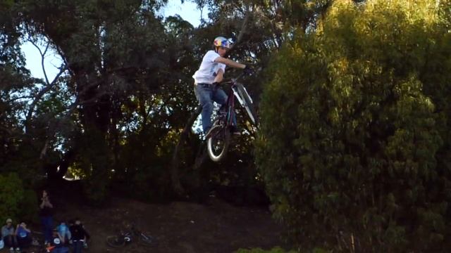 Andrew Taylor's Mountain Bike Dirt Jump Showdown at the Cow Palace смотреть онлайн