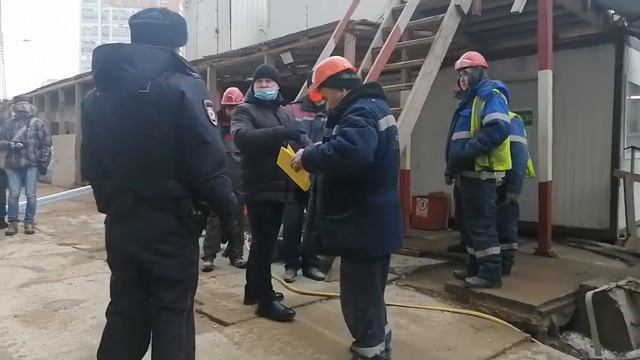Сотрудники прокуратуры и полиции проверяют стройку по адресу: проспект Андропова, 10 смотреть онлайн