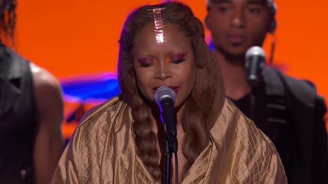 ERYKAH BADU PERFORMS A MEDLEY THAT TOUCHES OUR SOULS | Soul Train Awards 2018 смотреть онлайн