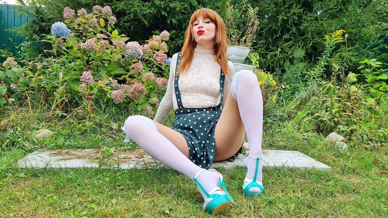 Длинноногая девушка в белых чулках и в зеленой юбке с лямками танцует на высоких каблуках смотреть онлайн