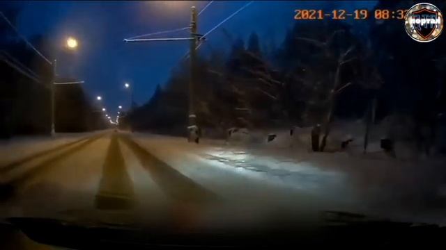 Занесло в столб: автоавария на заснеженной дороге в Тольятти смотреть онлайн