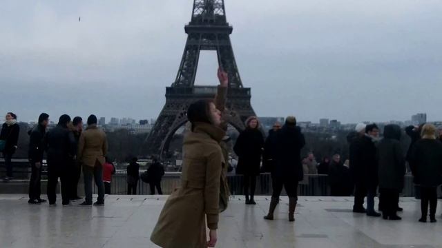 Танец на фоне Эйфелевой башни) смотреть онлайн