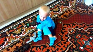 не хочет одеваться