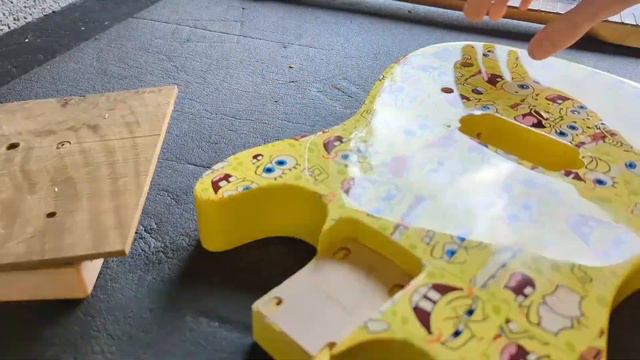 Fender Tom Delonge Stratocaster to Bob Delonge Spongecaster Conversion смотреть онлайн