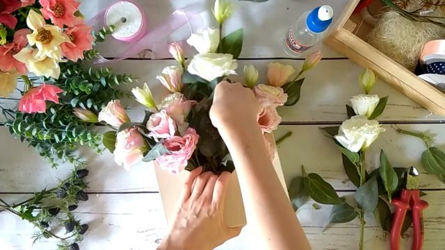 Мастерская Альфии ? Цветочная композиция из эустомы, ежевики и эвкалипта в конверте смотреть онлайн