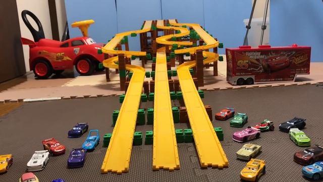 Race : Lightning McQueen VS Cal Weathers VS Brick Yardley : Disney Pixar смотреть онлайн