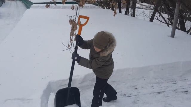 Чистка снега с крыши гаража смотреть онлайн