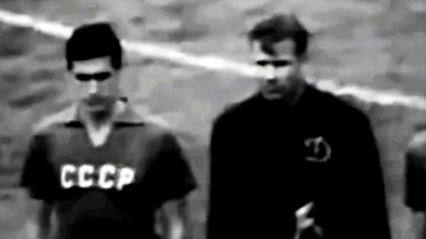 Lev Yashin vs 30 Football Legends ??(Lev Yashin vs Football)