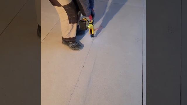 Шуруповерт DeWalt DCF620 с ленточной насадкой смотреть онлайн