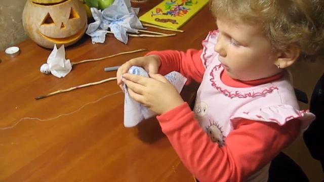 Простые поделки из бумаги и салфеток для самых маленьких своими руками привидение Поделки с детьми! смотреть онлайн