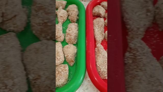 Замороженные полуфабрикаты : куриные котлеты, котлеты с сыром Моцарелла, наггетсы. И в готовом виде смотреть онлайн