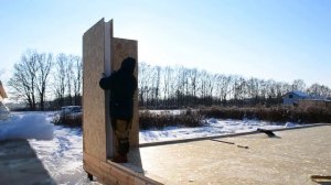 ставим углы стен первого этажа из СИП ПАНЕЛЕЙ