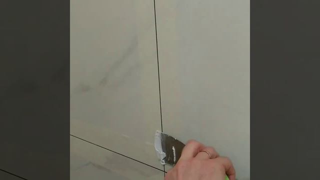 Затирка меж.плиточных швов эпоксидной (двухкомпонентной)затиркой и формирование внешних углов . смотреть онлайн