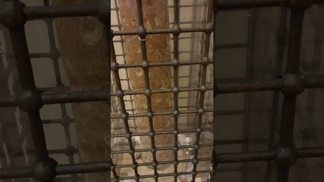 ?️??Чудотворный столб в крипте Базилики Святого Николая в Бари /? La colonne Miraculeuse de Bari /? смотреть онлайн