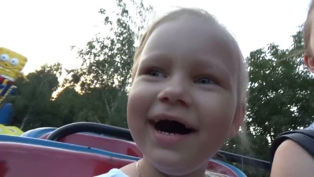 Алиса в детском парке где Много Развлечений для детей