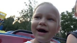 Алиса в детском парке где Много Развлечений для детей