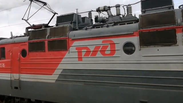 Мега приветливые! Электровозы ВЛ80с 2021/1026 с перегоняемыми вагонами. смотреть онлайн