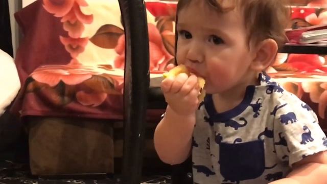 Малыш впервые пробует лайм и другие фрукты!Babyboy first eats lemon смотреть онлайн