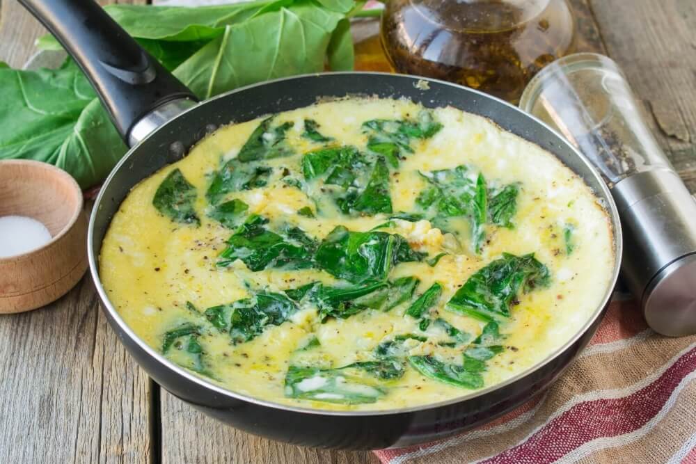 Омлет со шпинатом - вкусный и полезный вариант для семейного ужина. Готовится очень просто и быстро! смотреть онлайн