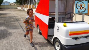 Дети и Машина. Милан и Папа играют в погоню за красной машинкой. Манкиту Детям