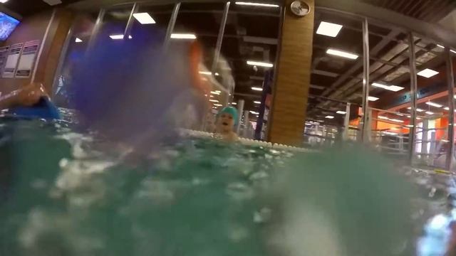 Детское плавание. Детский бассейн. Как научиться нырять. Подводная съемка смотреть онлайн