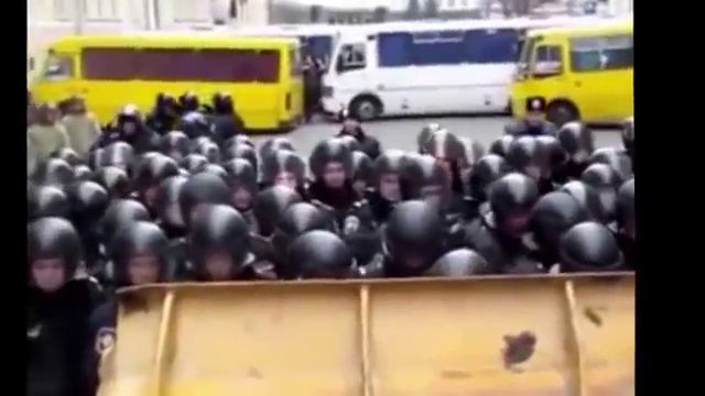 Как 'Мирные студенты' избивают Беркут смотреть онлайн