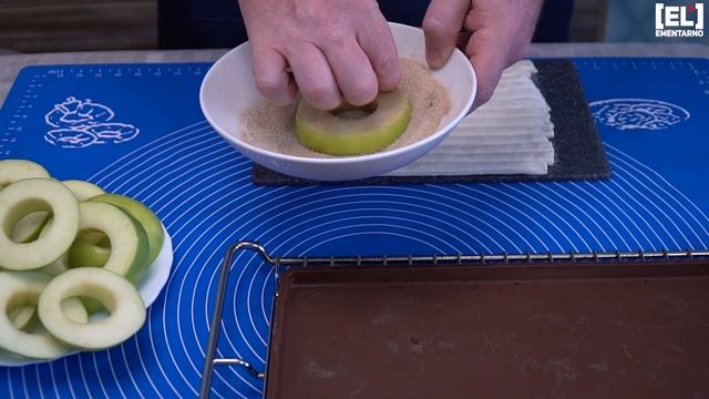 Яблочные кружочки в слоеном тесте??Готовить легко и просто?? Это очень вкусно, просто и быстро!?? смотреть онлайн